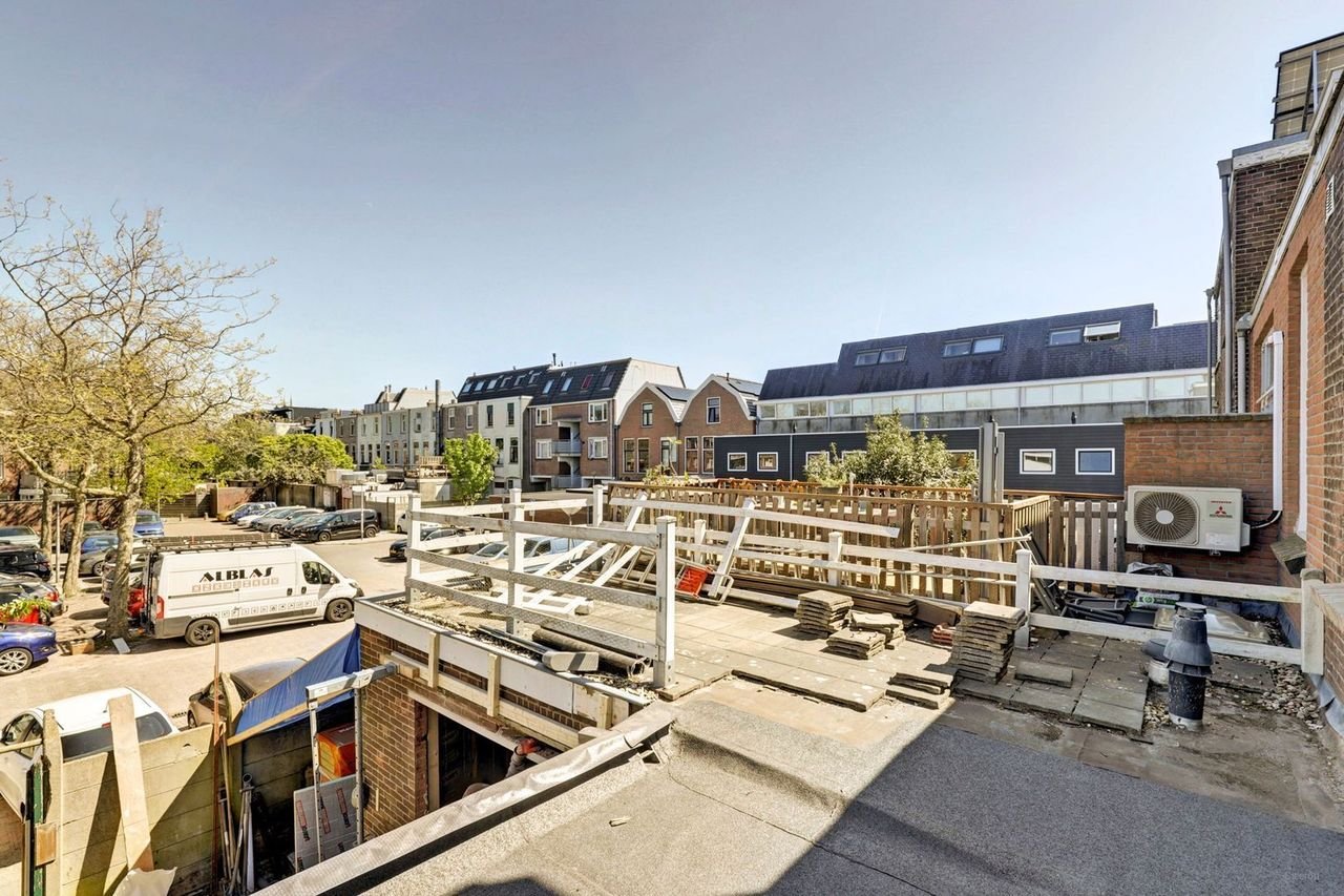 Double upper-level apartment with large roof terrace - Image 19