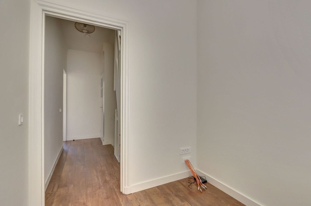 Double upper-level apartment with large roof terrace - Image 9