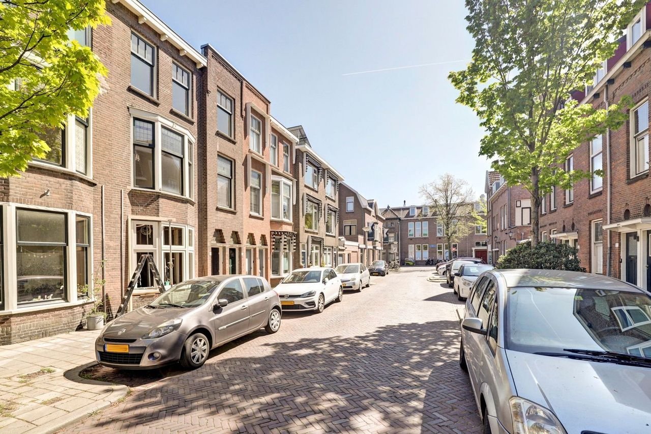 Double upper-level apartment with large roof terrace - Image 1