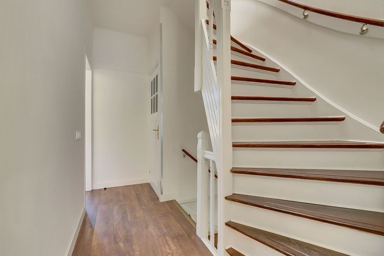Double upper-level apartment with large roof terrace - Image 11