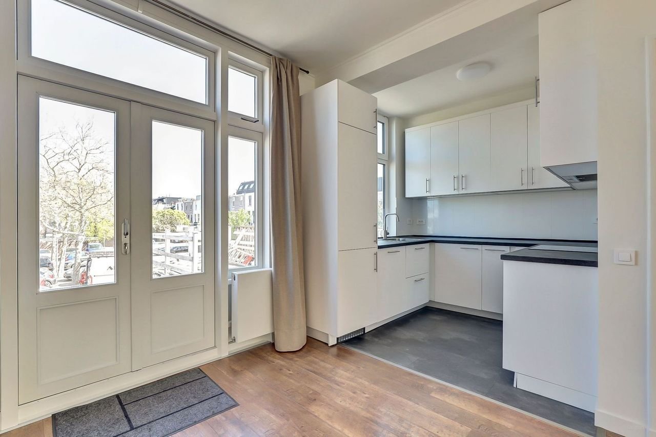 Double upper-level apartment with large roof terrace - Image 17