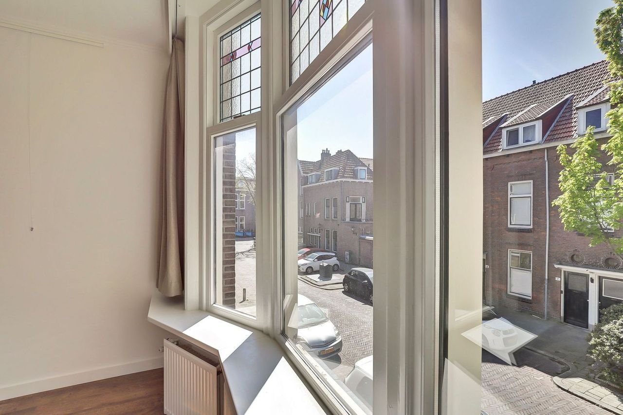Double upper-level apartment with large roof terrace - Image 14
