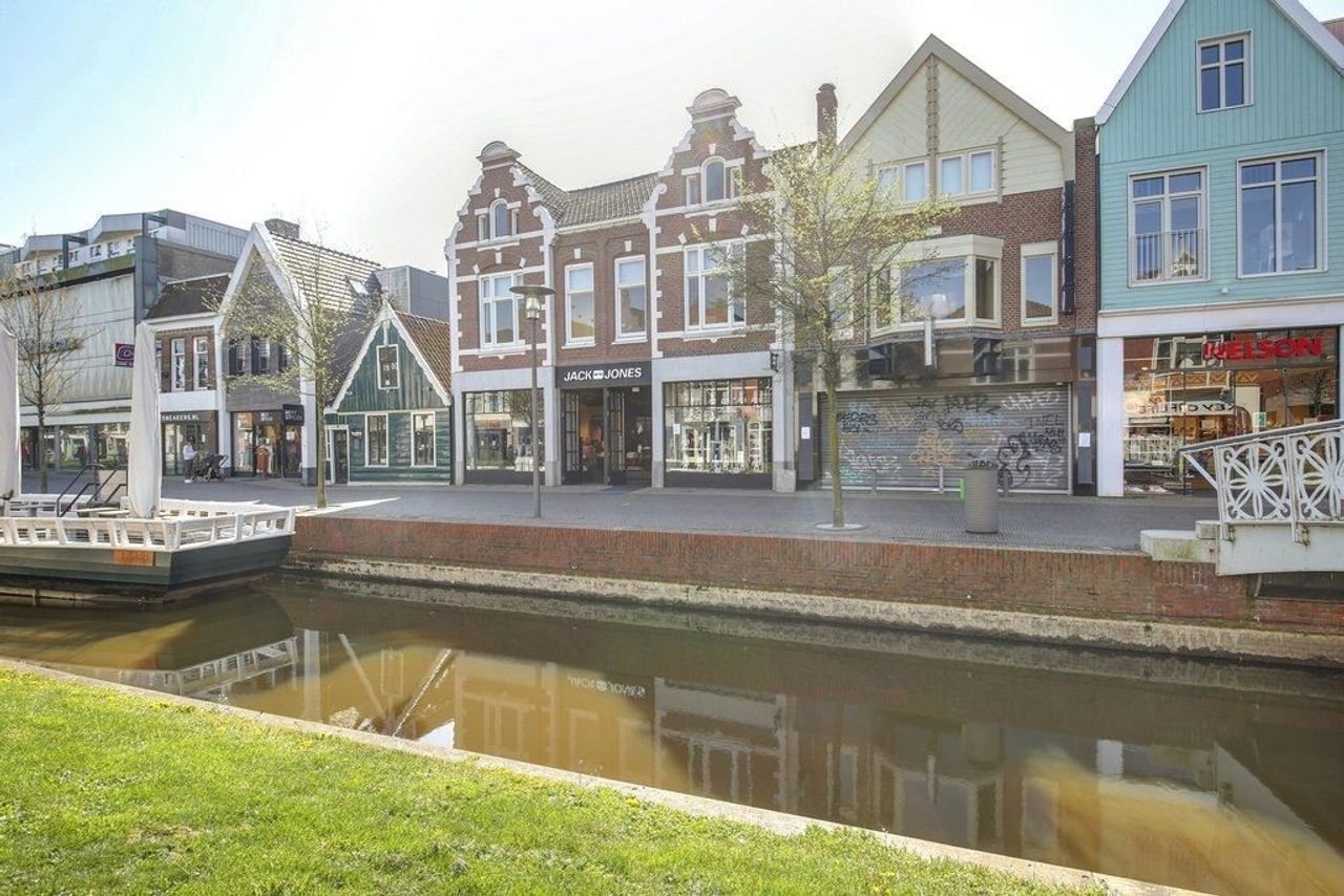 138 m² met zonnig terras in Zaandam - Afbeelding 1