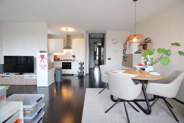 Bright 1-bedroom apartment with elevator - Image 2