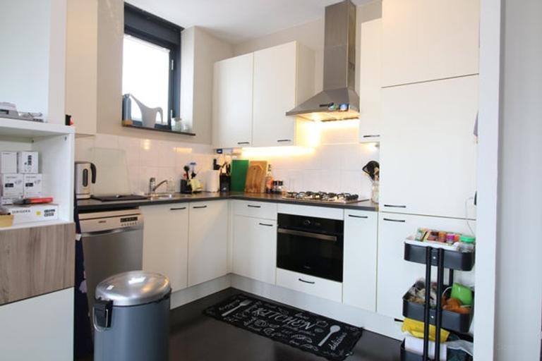 Bright 1-bedroom apartment with elevator - Image 3