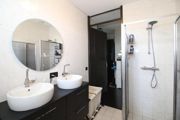 Bright 1-bedroom apartment with elevator - Image 4