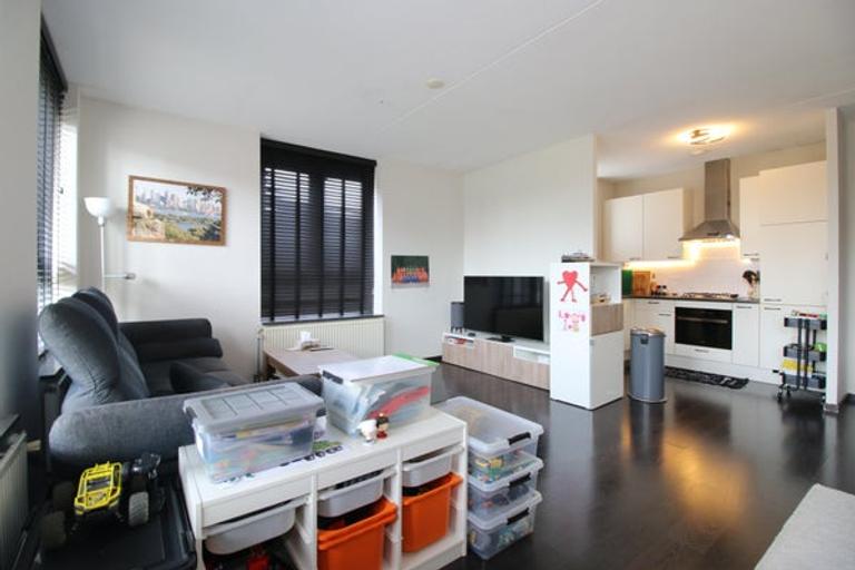 Bright 1-bedroom apartment with elevator - Image 8