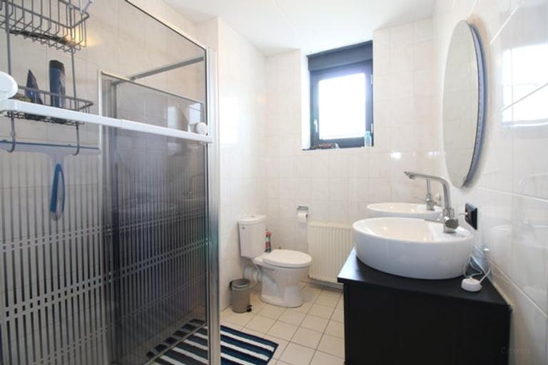 Bright 1-bedroom apartment with elevator - Image 9