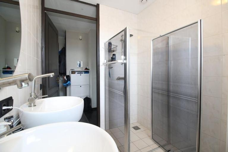 Bright 1-bedroom apartment with elevator - Image 10