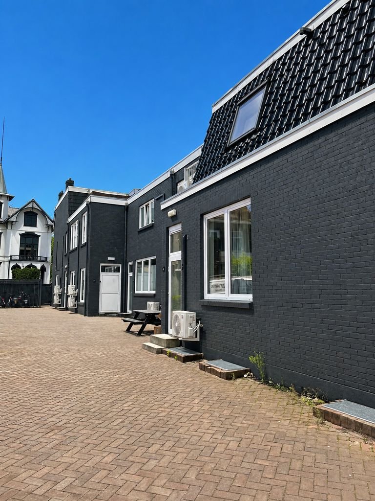 Apartment with balcony and parking space - Image 1