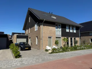 Semi-detached waterfront home in De Drait