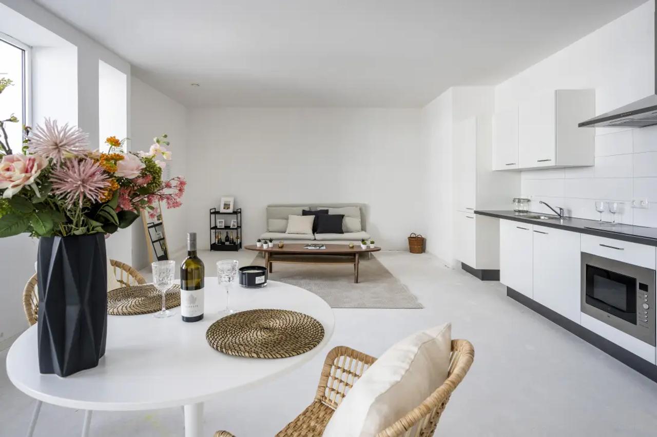 Bright 1-bedroom apartment near the station - Image 3