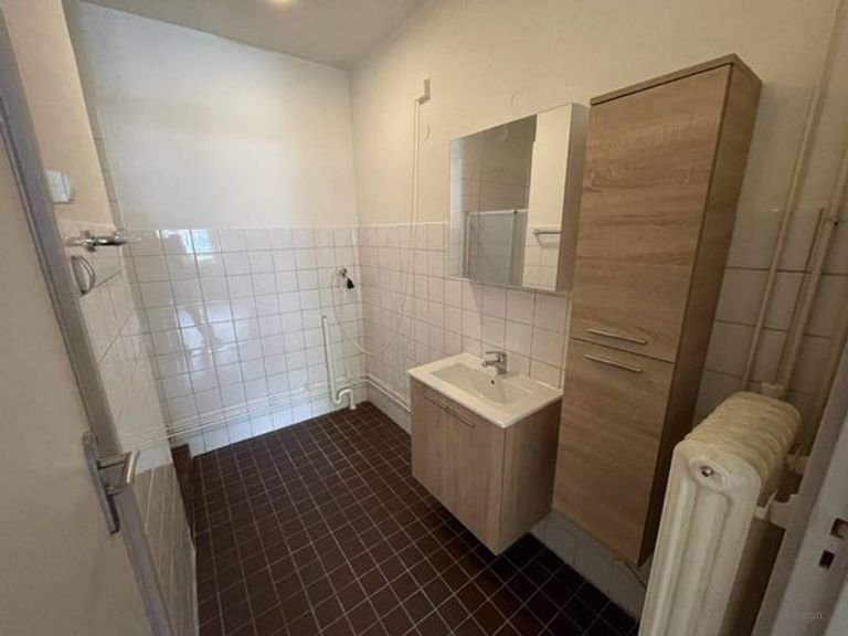 Ground-floor 1-bedroom apartment with balcony - Image 10