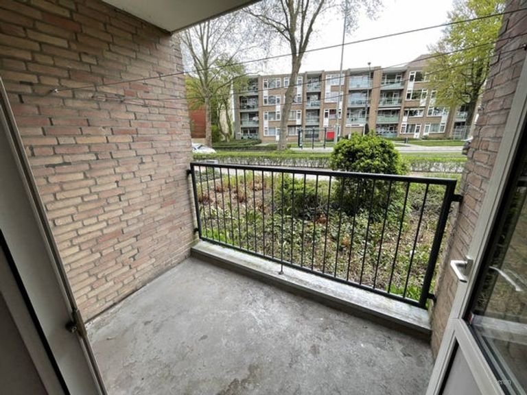 Ground-floor 1-bedroom apartment with balcony - Image 13