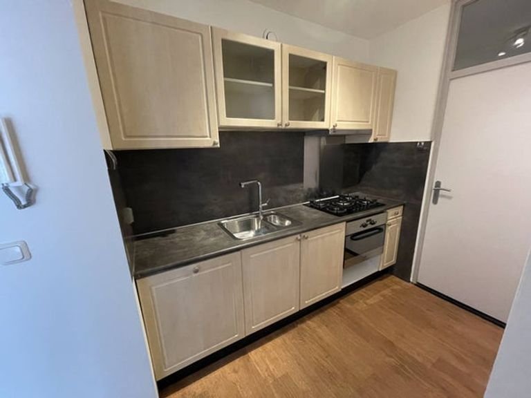 Ground-floor 1-bedroom apartment with balcony - Image 5