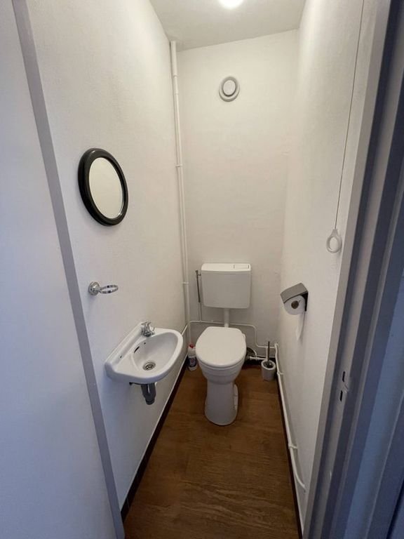 Ground-floor 1-bedroom apartment with balcony - Image 12