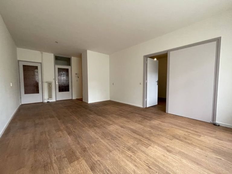 Ground-floor 1-bedroom apartment with balcony - Image 4