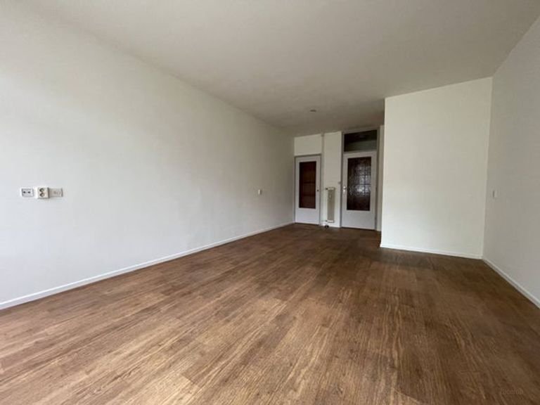 Ground-floor 1-bedroom apartment with balcony - Image 2