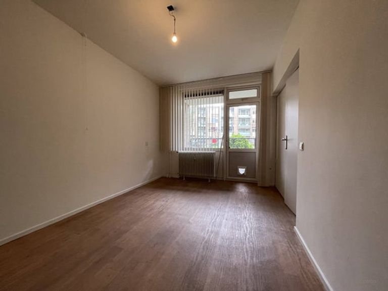 Ground-floor 1-bedroom apartment with balcony - Image 6