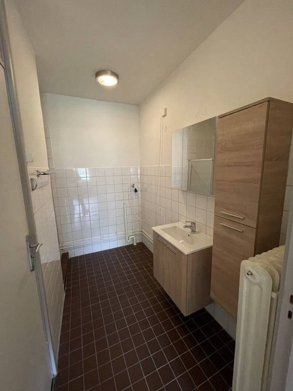 Ground-floor 1-bedroom apartment with balcony - Image 8