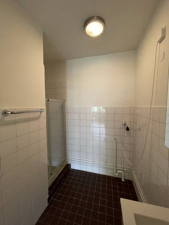 Ground-floor 1-bedroom apartment with balcony - Image 11