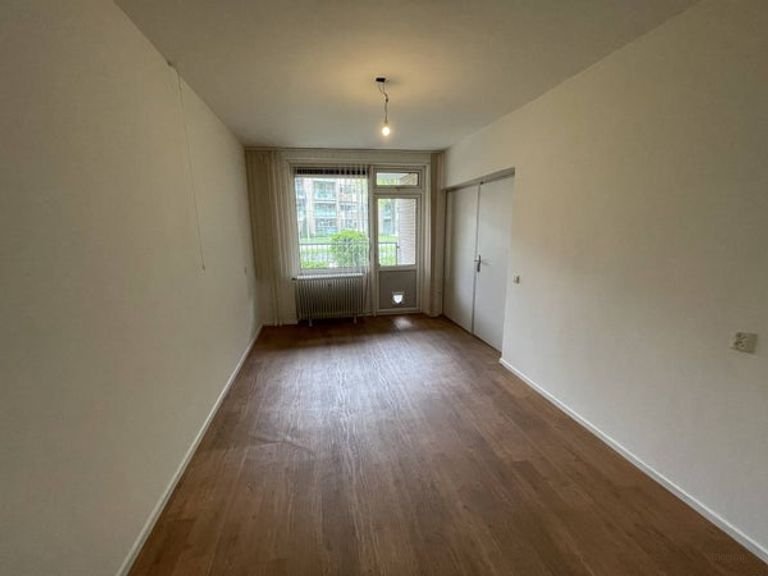 Ground-floor 1-bedroom apartment with balcony - Image 7