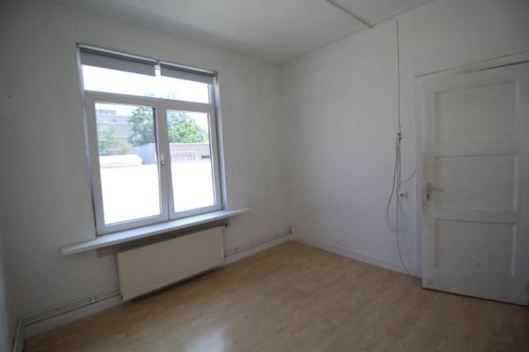 Furnished Room with Roof Terrace - Image 3