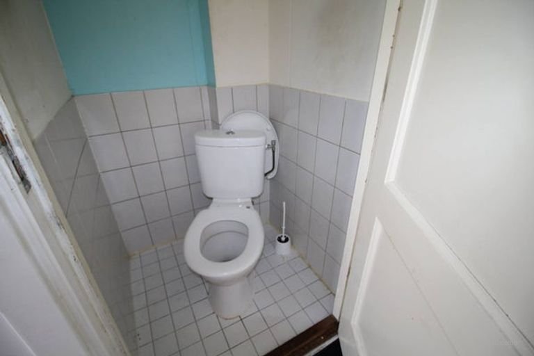 Furnished Room with Roof Terrace - Image 6