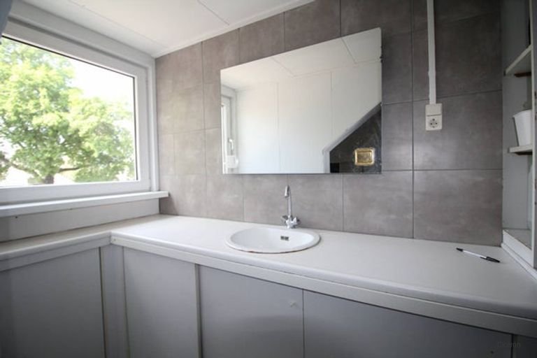 Furnished Room with Roof Terrace - Image 7