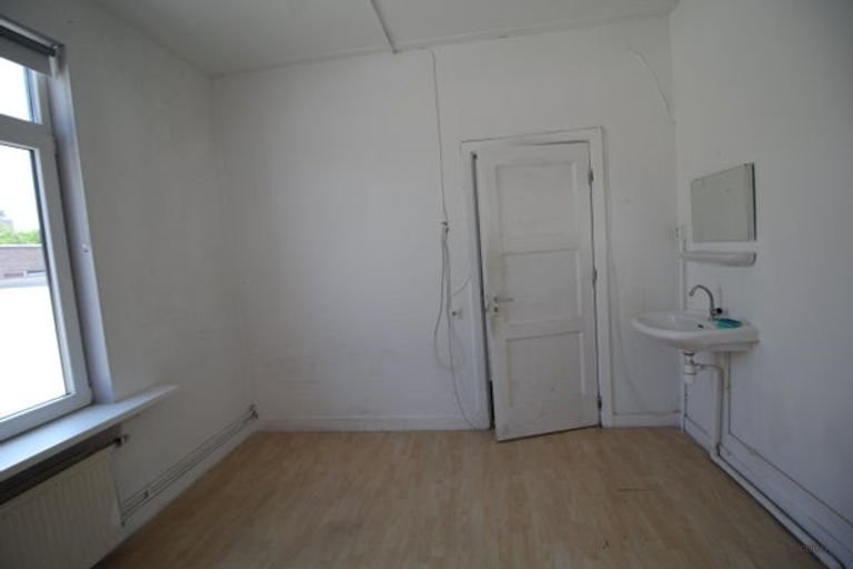 Furnished Room with Roof Terrace - Image 2