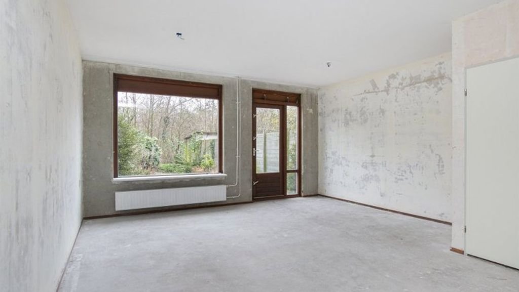 Family home with garden in De Leyens - Image 1