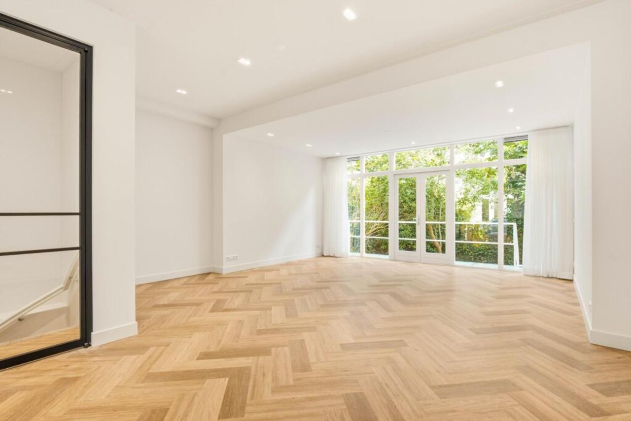 148 m² Family Home with Garden in Oud-Zuid - Image 1