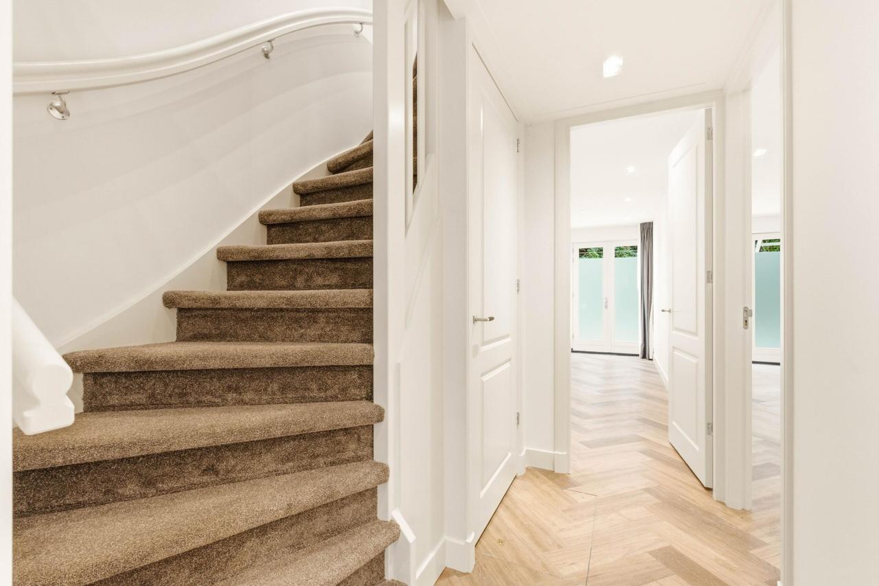 148 m² Family Home with Garden in Oud-Zuid - Image 11