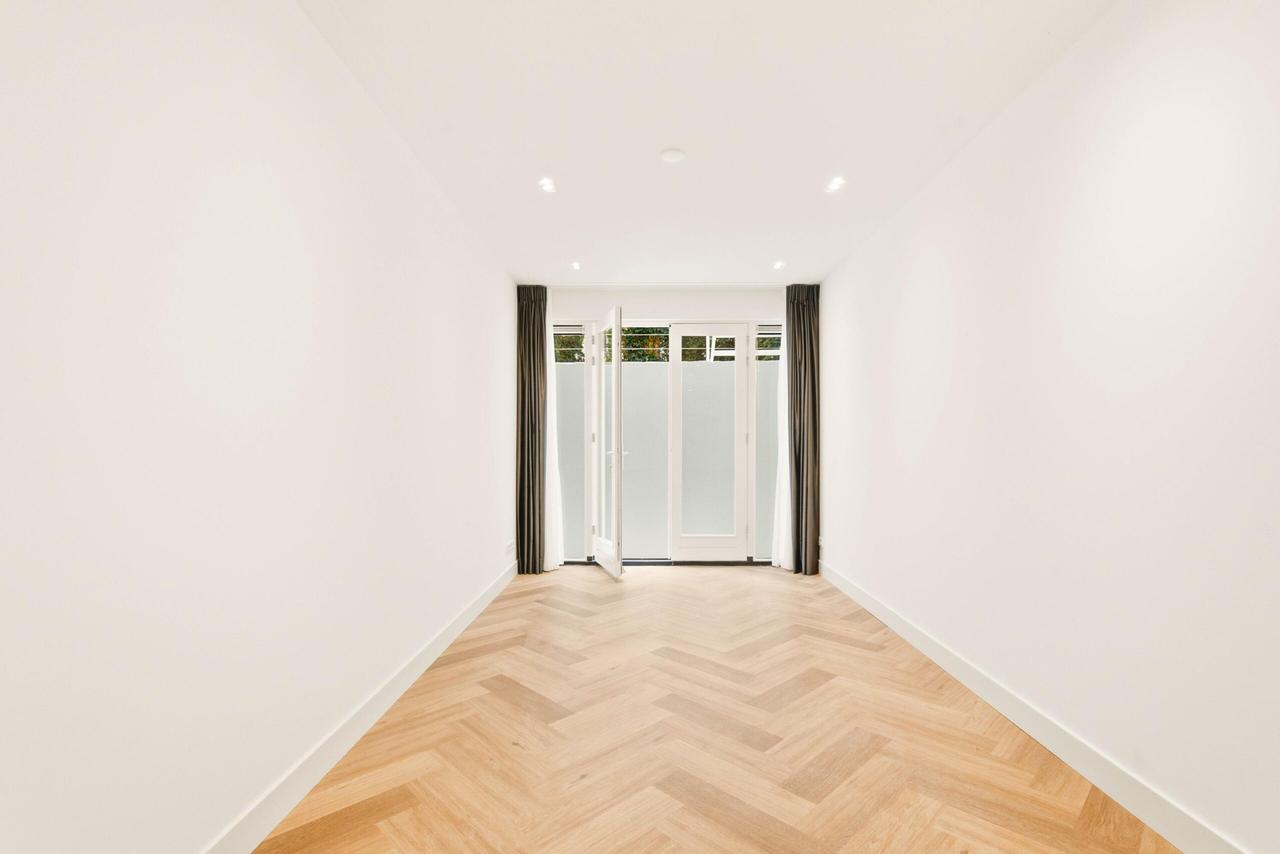 148 m² Family Home with Garden in Oud-Zuid - Image 12