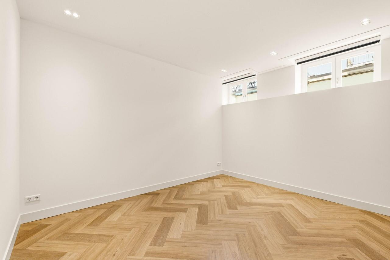 148 m² Family Home with Garden in Oud-Zuid - Image 17