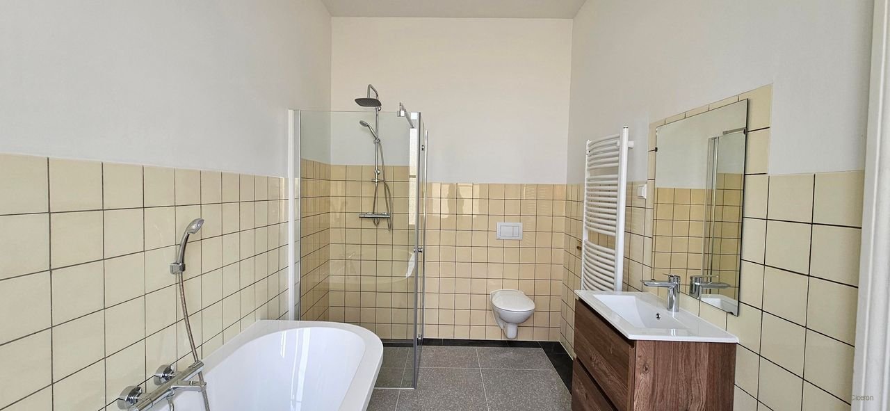 Licht 2-kamerappartement aan gracht - Afbeelding 9