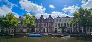 Licht 2-kamerappartement aan gracht