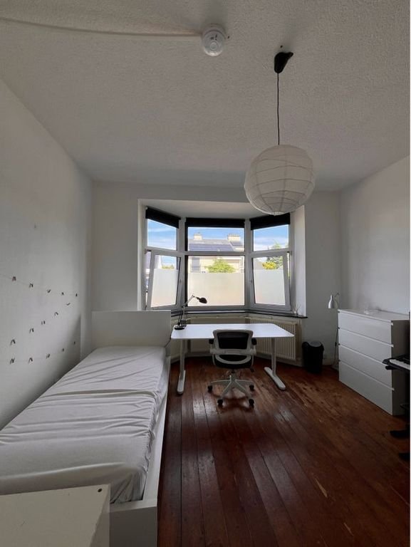 Furnished student room with garden - Image 4