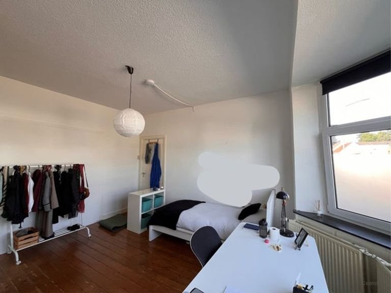 Furnished student room with garden - Image 3