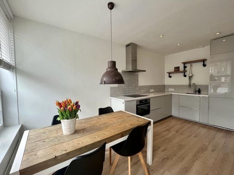 Gemeubileerd 3-kamerappartement met balkon - Afbeelding 3