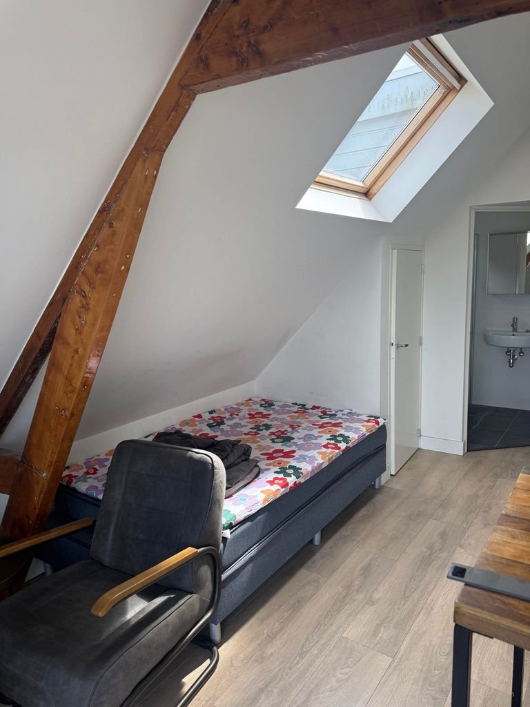 Gemeubileerde studio met balkon - Afbeelding 2