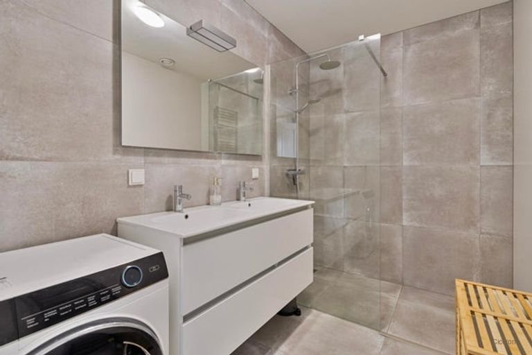 Apartment with 2 Parking Spaces - Image 12