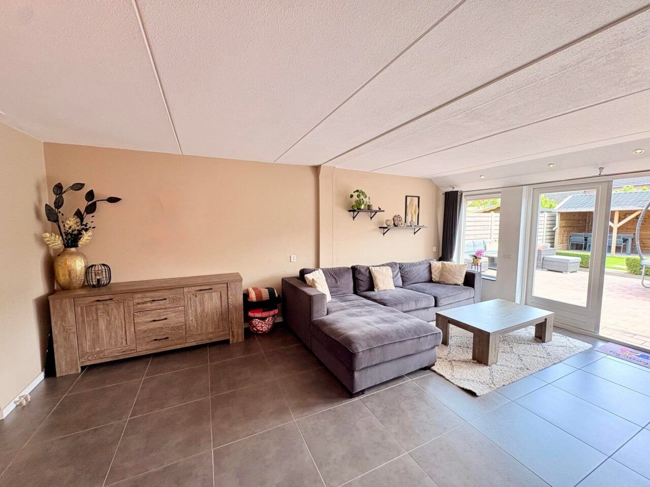 Furnished 4-bedroom house with garden - Image 1