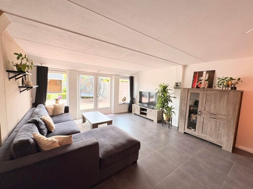 Furnished 4-bedroom house with garden - Image 3
