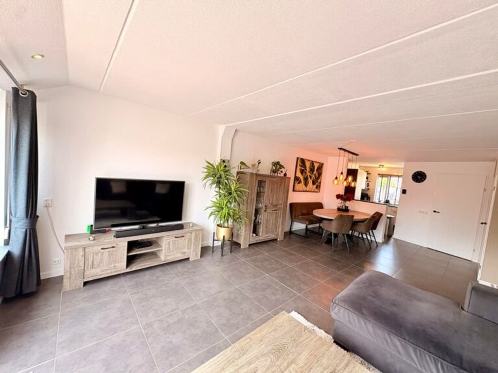 Furnished 4-bedroom house with garden - Image 2