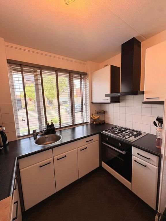Furnished 4-bedroom house with garden - Image 8