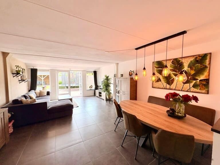 Furnished 4-bedroom house with garden - Image 4