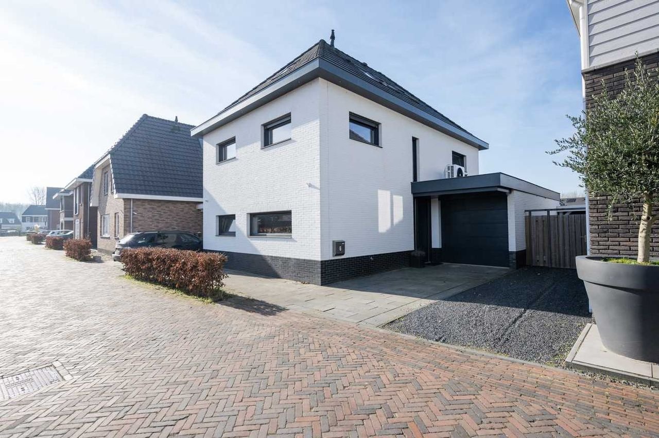 Vrijstaande villa aan het water in Nobelhorst - Afbeelding 1