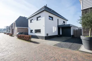 Vrijstaande villa aan het water in Nobelhorst