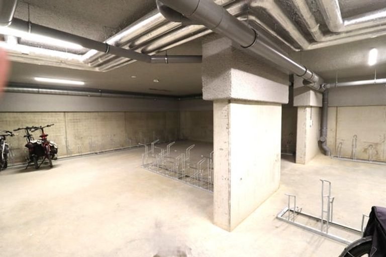Licht 2-slaapkamerappartement met parkeerplek - Afbeelding 17